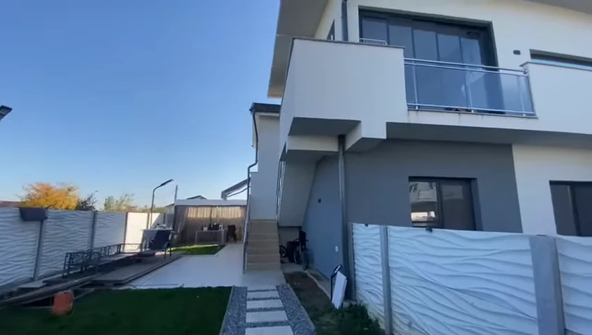 Alee pavată, grădină și balcon cu balustradă de sticlă