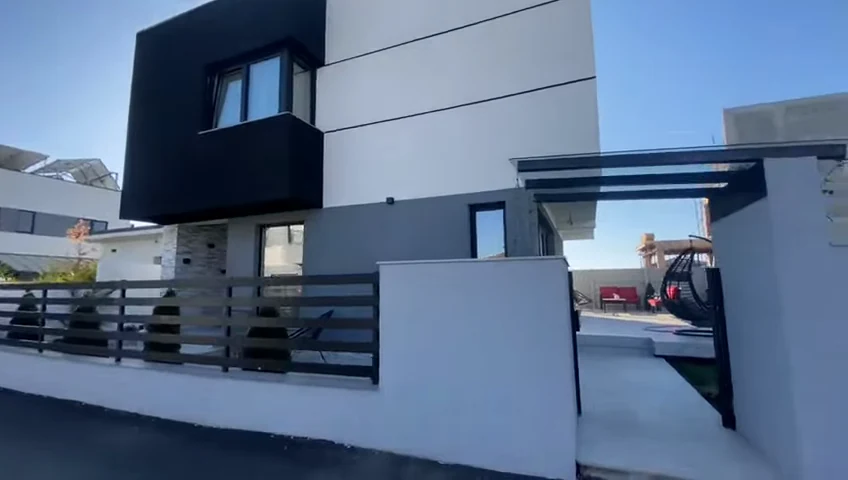 Intrare cu placare de piatră, balcon și împrejmuire antracit